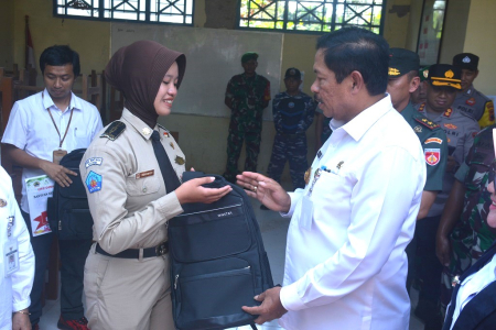 BERIKAN BANTUAN TAS