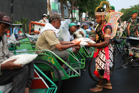 PRAJURIT TNI AD BAGIKAN BANTUAN PAKET BERAS