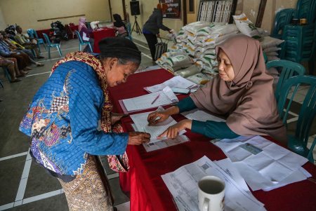 PENYALURAN BANTUAN PANGAN BERAS PEMERINTAH DI SEMARANG