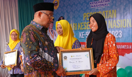 BERIKAN PELAYANAN KESEHATAN KEPADA MASYARAKAT