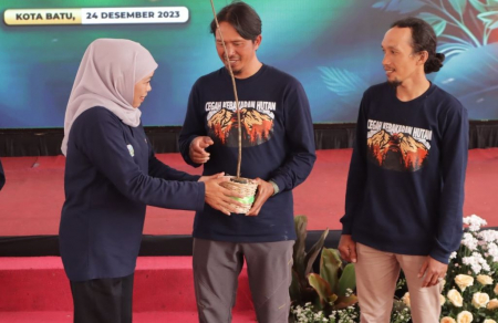 PENYERAHAN BIBIT POHON KEPADA MPA