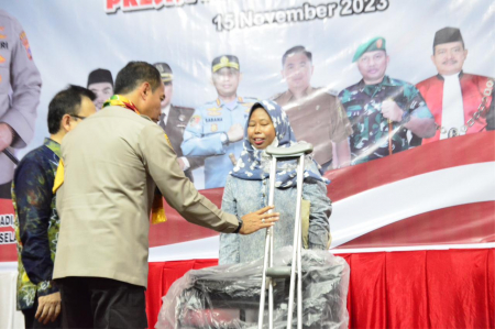 BANTUAN TONGKAT DAN KURSI RODA