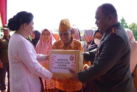 BINGKISAN HUT KE 78 TNI KEPADA VETERAN