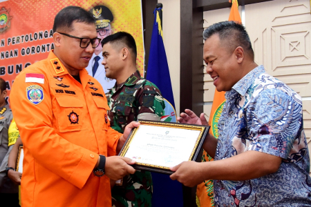 BPBD GORONTALO TERIMA PENGHARGAAN BASARNAS