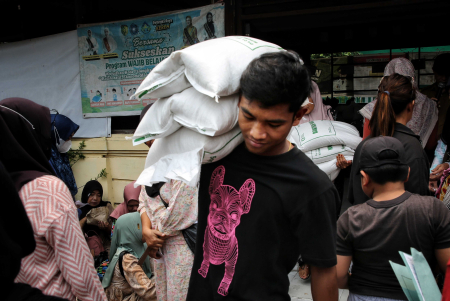 BAWA BERAS BANTUAN PANGAN PEMERINTAH