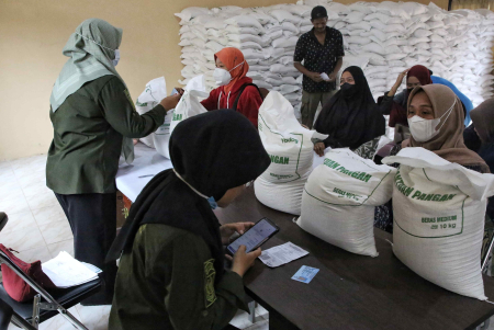 PENYALURAN BANTUAN PANGAN BERAS CPP