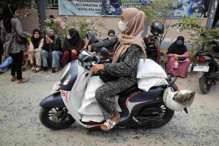ANGKUT BERAS BANTUAN PANGAN PEMERINTAH