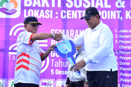 BANTUAN TRUK SAMPAH