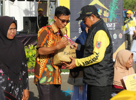  BINGKISAN SEMBAKO DARI PEMROV KALSEL