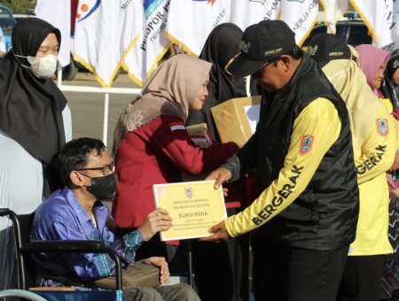 PEMPROV KALSEL BANTU KURSI RODA