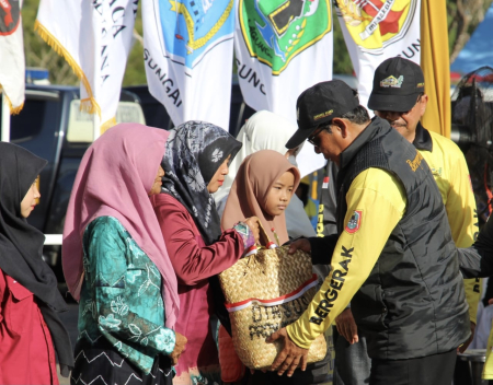 GUBERNUR KALSEL BERI BANTUAN SEMBAKO