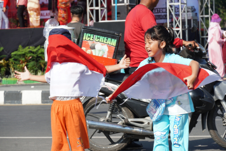 KIBARKAN BENDERA MERAH PUTIH