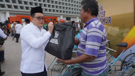 TUKANG BECAK TERIMA SEMBAKO