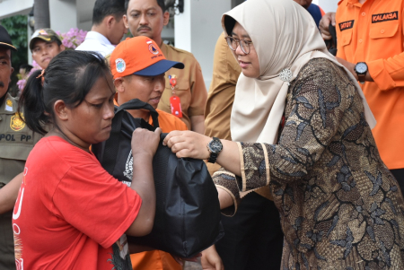 PEMBAGIAN PAKET SEMBAKO JEL;ANG RAMADAN
