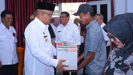 SERAHKAN BANTUAN KEPADA PELAKU UMKM.