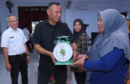 MENINGKATKAN PERTUMBUHAN EKONOMI PELAKU UMKM