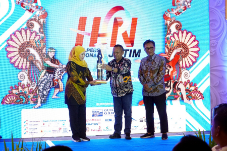 GUBERNUR JATIM TERIMA PENGHARGAAN PWI 	