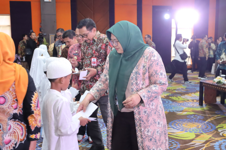 BERIKAN SANTUNAN ANAK YATIM