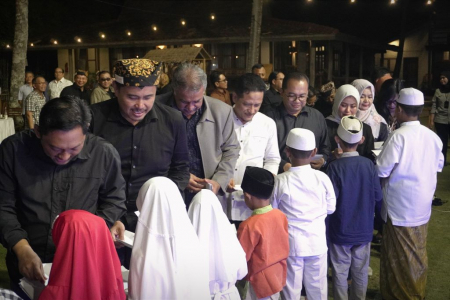 BERIKAN SANTUNAN ANAK YATIM
