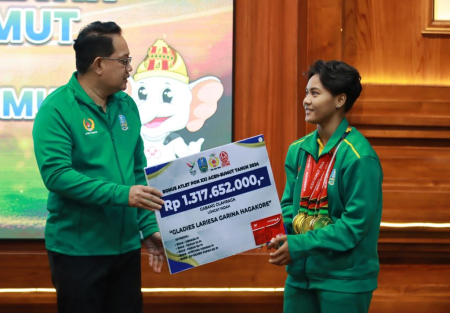 PENYERAHAN BONUS ATLET JATIM