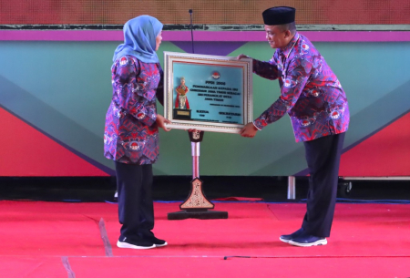 PENGHARGAAN SEBAGAI IBU PERANGKAT DESA