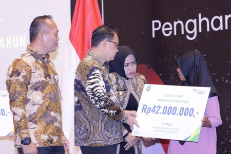 PJ GUBERNUR JATIM SERAHKAN SJK