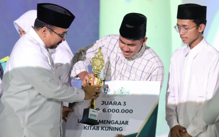 MENAG RI MENYERAHKAN PENGHARGAAN 