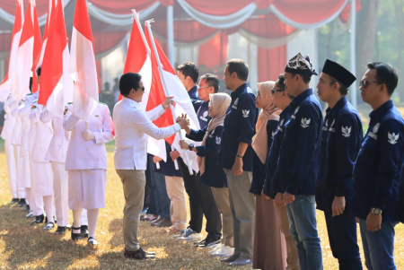 PENYERAHAN BENDERA MERAH PUTIH