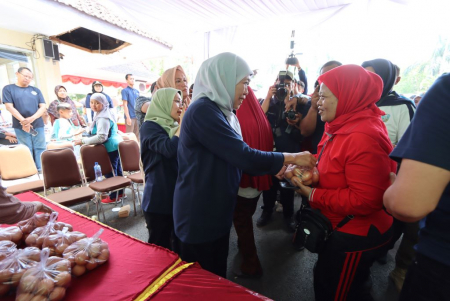 GUBERNUR JATIM BAGIKAN TELUR GRATIS 