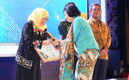 GUBERNUR JATIM TERIMA PENGHARGAAN  JBA 2023