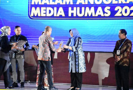 PEMPROV JATIM TERBAIK TIGA KATEGORI WEBSITE