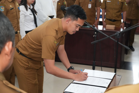 TANDA TANGANI BERITA ACARA PELANTIKAN