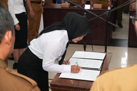 TANDA TANGANI BERITA ACARA PELANTIKAN