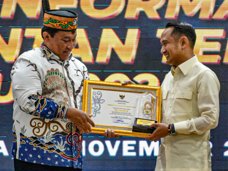 SERAHKAN PIAGAM PENGHARGAAN
