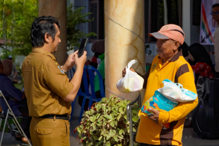 DOKUMENTASIKAN PENERIMA BANTUAN PANGAN
