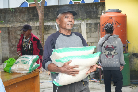 BAWA BERAS BANTUAN PEMERINTAH