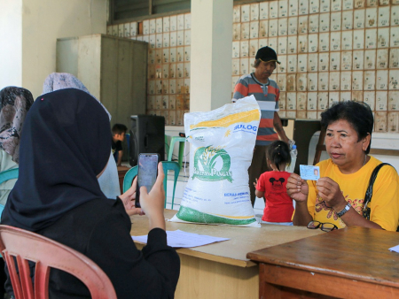 PENYALURAN BANTUAN BERAS KPM