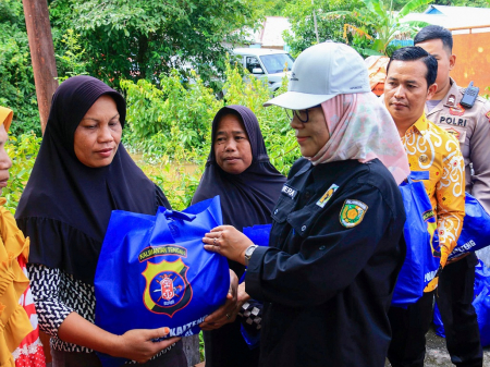SERAHKAN PAKET SEMBAKO KORBAN BANJIR