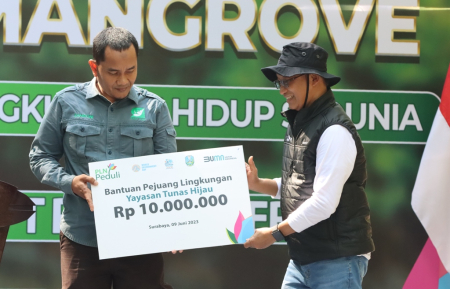 PT PLN BERIKAN BANTUAN PADA PEJUANG LINGKUNGAN