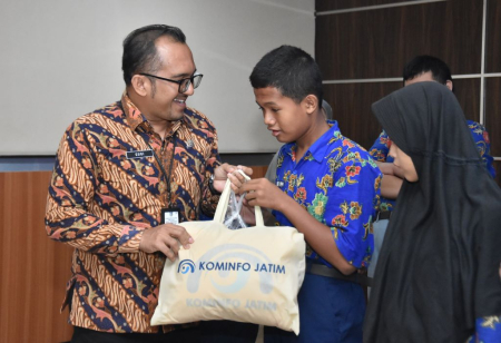 BERIKAN BINGKISAN BAGI SISWA SLB