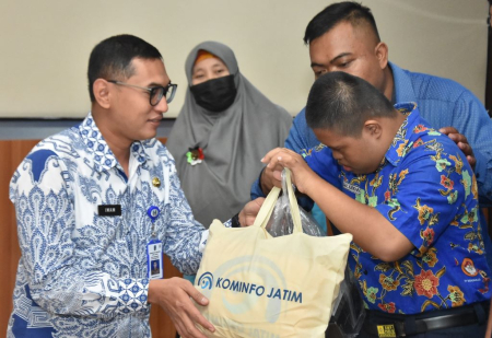 BERIKAN BINGKISAN BAGI SISWA SLB