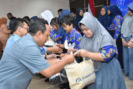 BERIKAN BINGKISAN BAGI SISWA SLB