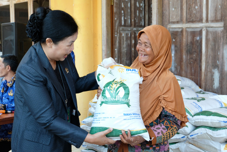 PEMBERIAN BANTUAN BERAS DI TEMANGGUNG