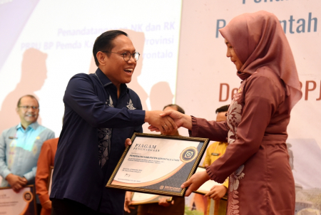 PENGHARGAAN UHC GORONTALO UTARA