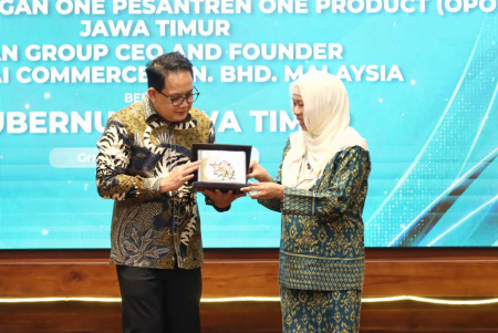 PEMBERIAN CINDERAMATA OLEH SEKDA JATIM