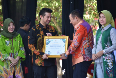 BUPATI JEMBER RAIH PENGHARGAAN PEMBINA UMKM TERBAIK SE JATIM