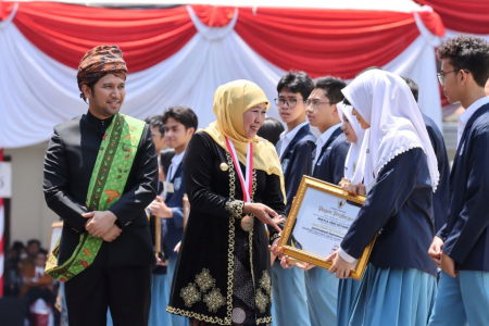 SISWA SMAN 5  MENERIMA PENGHARGAAN