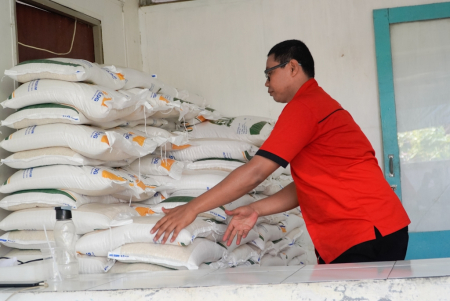 MENYUSUN KARUNG BERAS KPM