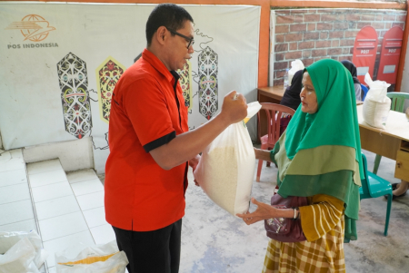 MENYERAHKAN BERAS