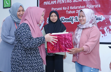 SERAHKAN HADIAH LOMBA